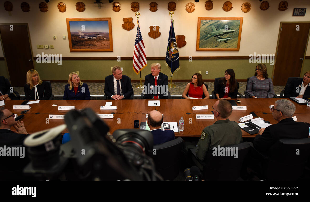 U.S presidente Donald Trump, centro, durante una tavola rotonda con i leader militari e civili a Luke Air Force Base di ottobre 19, 2018 al di fuori di Glendale, in Arizona. Foto Stock