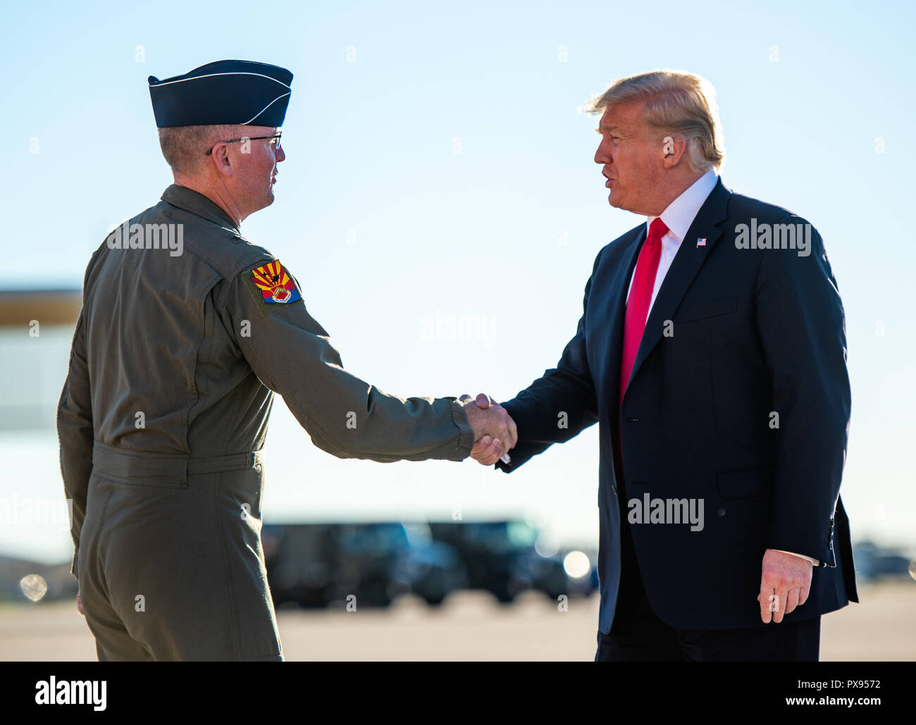U.S presidente Donald Trump, viene accolto da Brig gen. Todd Canterbury, 56th Fighter Wing Commander durante una visita a Luke Air Force Base di ottobre 19, 2018 al di fuori di Glendale, in Arizona. Foto Stock