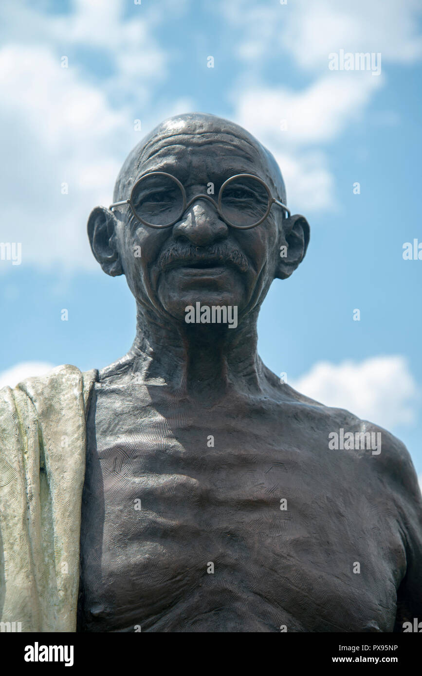 Pretoria, Sud Africa, 20 ottobre, 2018. Una scultura di Gandhi. L'illustrazione fa parte della lunga marcia verso la libertà del patrimonio nazionale monumento, in Pretoria Groenkloof della Riserva Naturale. Nelle vicinanze si trova una scultura di Albertina Sisulu, chi avrebbe festeggiato il suo centesimo compleanno di domani, 21 ottobre. Nontsikelelo Albertina Sisulu è unita dal defunto marito Walter Sisulu nella scultura. Un progetto di crescita, ˜il marzo di liberta' comprende attualmente più di 50 life-size sculture in bronzo di uomini e donne che hanno combattuto per il Sud Africa per la liberazione dal regime dell Apartheid. Credito: Eva-Lotta Jansson Foto Stock