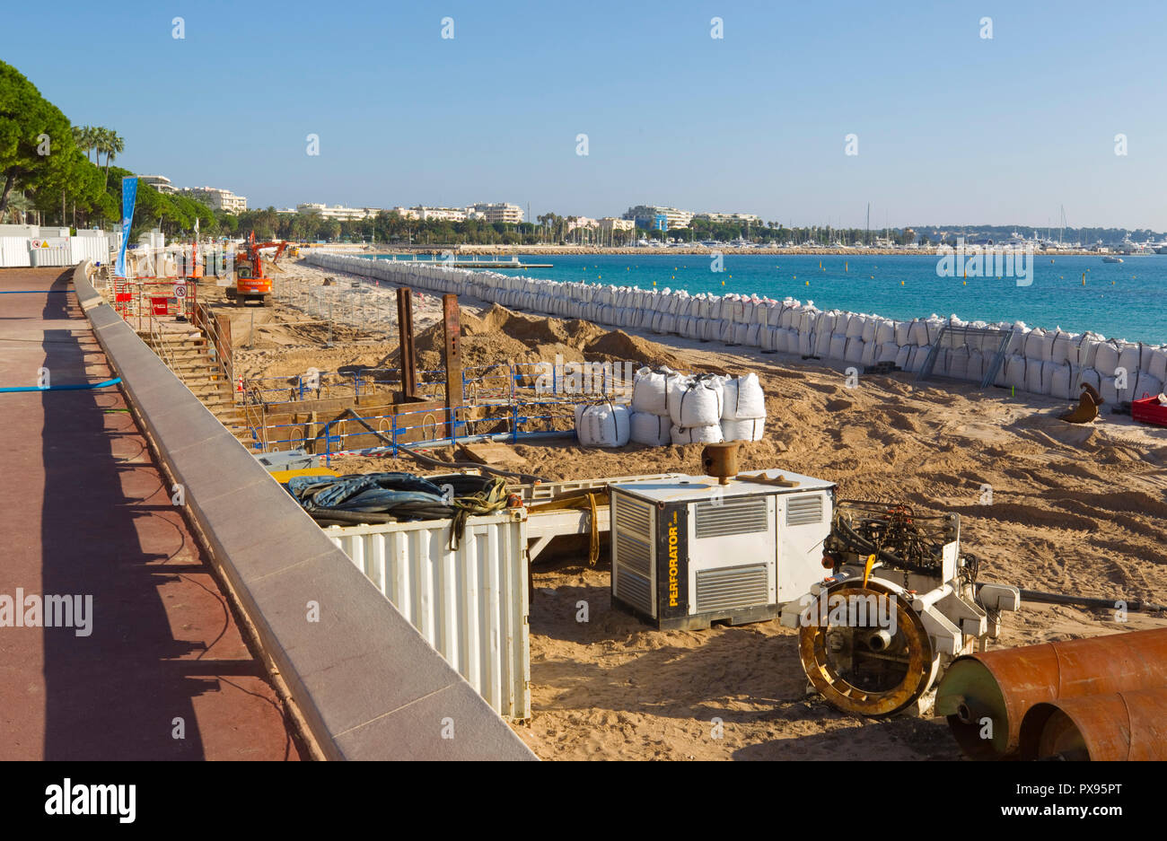 Cannes, Francia - 20 Ottobre 2018: lavori di ristrutturazione presso la Croisette fino al 2022. Renouveau de la Croisette: une nouvelle phase de Travaux iniziare. Plage, Plages, Spiaggia, Chantier, spiagge, Strand, Meer, mare, vacanze, turismo, demolizioni Renovierung, amel | Utilizzo di credito in tutto il mondo: dpa picture alliance/Alamy Live News Foto Stock