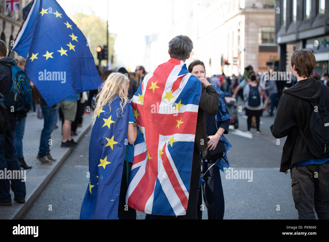 Londra, Regno Unito. 20 ottobre 2018 centinaia di migliaia di persone hanno girato fino a Londra da tutto il paese a marzo per un voto popolare. Essi vogliono una votazione finale sulla trattativa Brexit. Credito: Ilyas Ayub/Alamy Live News Foto Stock