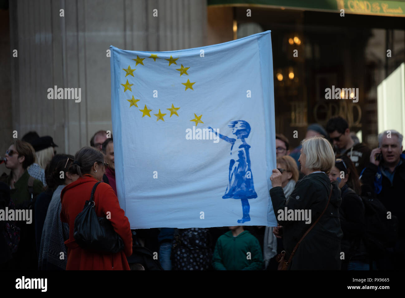 Londra, Regno Unito. 20 ottobre 2018 centinaia di migliaia di persone hanno girato fino a Londra da tutto il paese a marzo per un voto popolare. Essi vogliono una votazione finale sulla trattativa Brexit. Credito: Ilyas Ayub/Alamy Live News Foto Stock