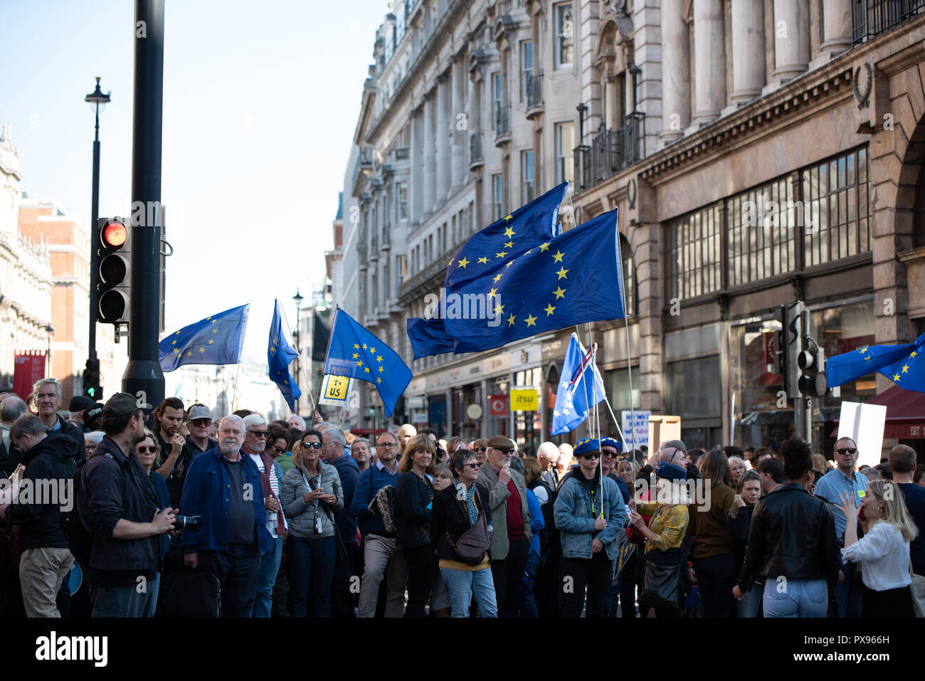 Londra, Regno Unito. 20 ottobre 2018 centinaia di migliaia di persone hanno girato fino a Londra da tutto il paese a marzo per un voto popolare. Essi vogliono una votazione finale sulla trattativa Brexit. Credito: Ilyas Ayub/Alamy Live News Foto Stock