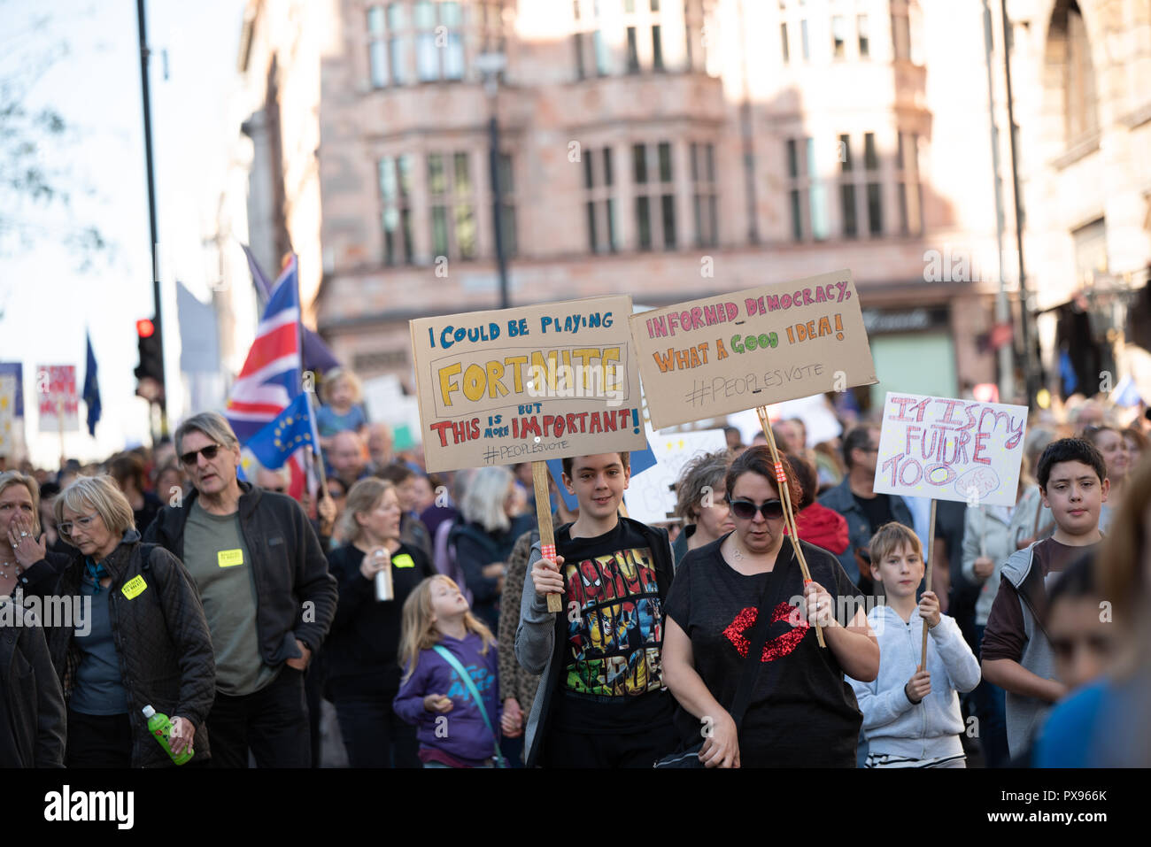 Londra, Regno Unito. 20 ottobre 2018 centinaia di migliaia di persone hanno girato fino a Londra da tutto il paese a marzo per un voto popolare. Essi vogliono una votazione finale sulla trattativa Brexit. Credito: Ilyas Ayub/Alamy Live News Foto Stock