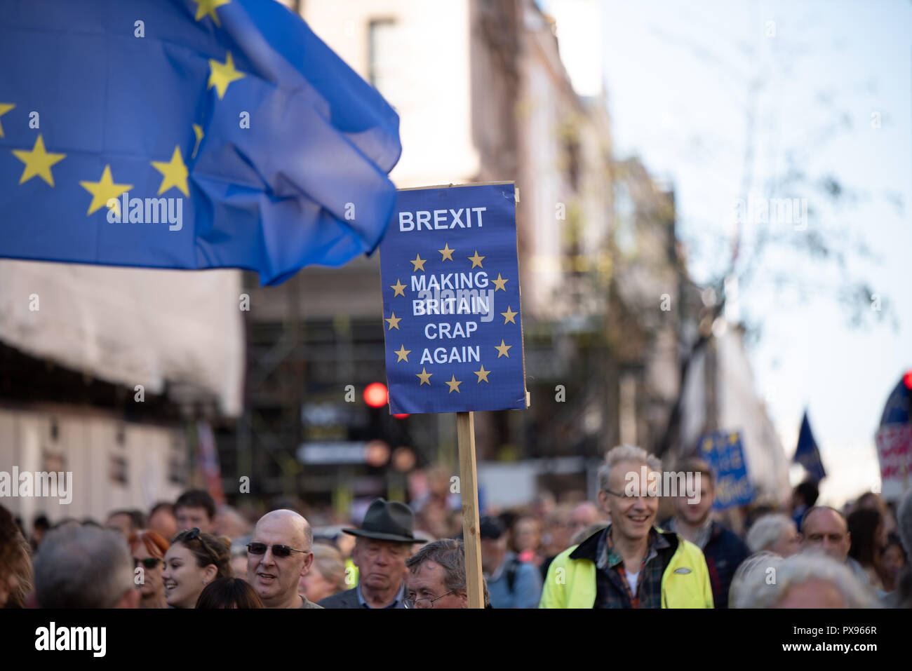 Londra, Regno Unito. 20 ottobre 2018 centinaia di migliaia di persone hanno girato fino a Londra da tutto il paese a marzo per un voto popolare. Essi vogliono una votazione finale sulla trattativa Brexit. Credito: Ilyas Ayub/Alamy Live News Foto Stock