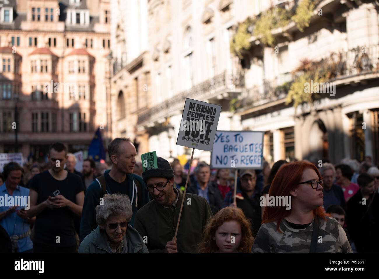 Londra, Regno Unito. 20 ottobre 2018 centinaia di migliaia di persone hanno girato fino a Londra da tutto il paese a marzo per un voto popolare. Essi vogliono una votazione finale sulla trattativa Brexit. Credito: Ilyas Ayub/Alamy Live News Foto Stock