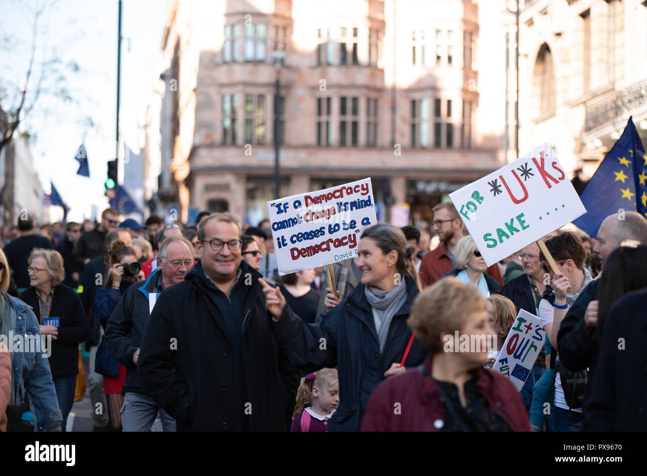 Londra, Regno Unito. 20 ottobre 2018 centinaia di migliaia di persone hanno girato fino a Londra da tutto il paese a marzo per un voto popolare. Essi vogliono una votazione finale sulla trattativa Brexit. Credito: Ilyas Ayub/Alamy Live News Foto Stock