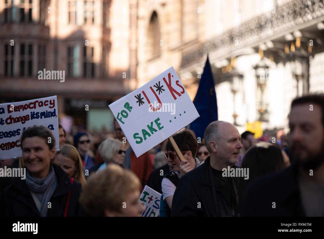 Londra, Regno Unito. 20 ottobre 2018 centinaia di migliaia di persone hanno girato fino a Londra da tutto il paese a marzo per un voto popolare. Essi vogliono una votazione finale sulla trattativa Brexit. Credito: Ilyas Ayub/Alamy Live News Foto Stock