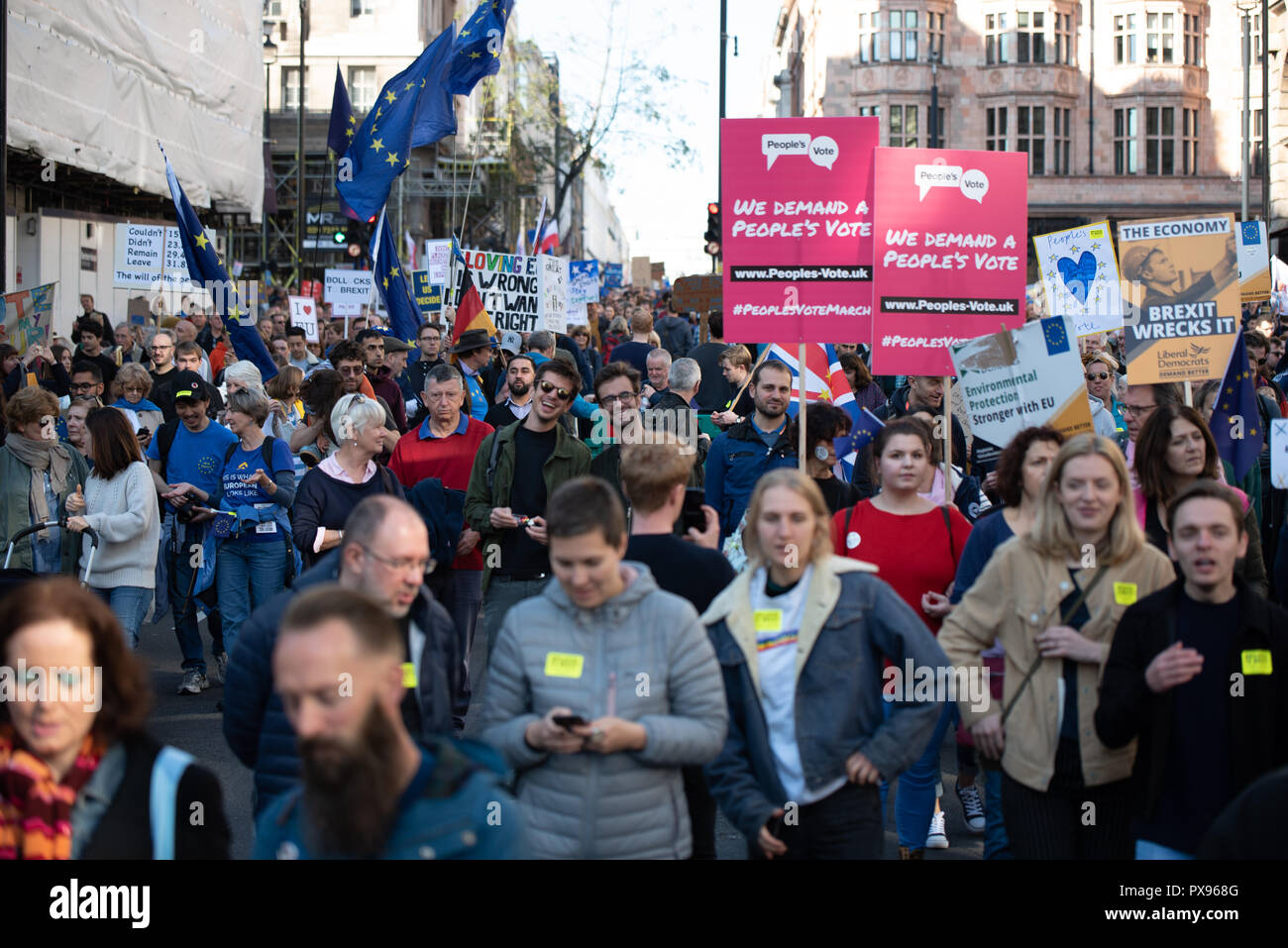 Londra, Regno Unito. 20 ottobre 2018 centinaia di migliaia di persone hanno girato fino a Londra da tutto il paese a marzo per un voto popolare. Essi vogliono una votazione finale sulla trattativa Brexit. Credito: Ilyas Ayub/Alamy Live News Foto Stock