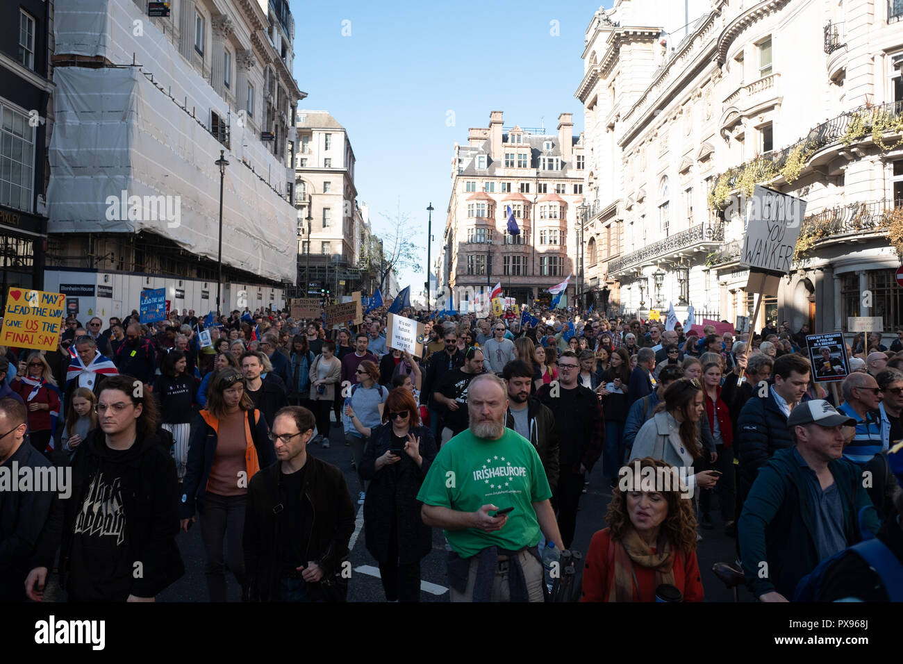 Londra, Regno Unito. 20 ottobre 2018 centinaia di migliaia di persone hanno girato fino a Londra da tutto il paese a marzo per un voto popolare. Essi vogliono una votazione finale sulla trattativa Brexit. Credito: Ilyas Ayub/Alamy Live News Foto Stock