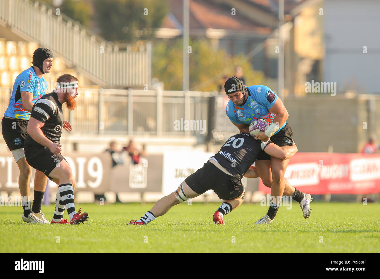 Parma, Italia. 20 ottobre, 2018. Giosuè Zilocchi da zebre Rugby Club si rompe un placcaggio nel match contro Bears nella Comunità Rubgy Challenge Cup round 2©Massimiliano Carnabuci/Alamy Live news Foto Stock
