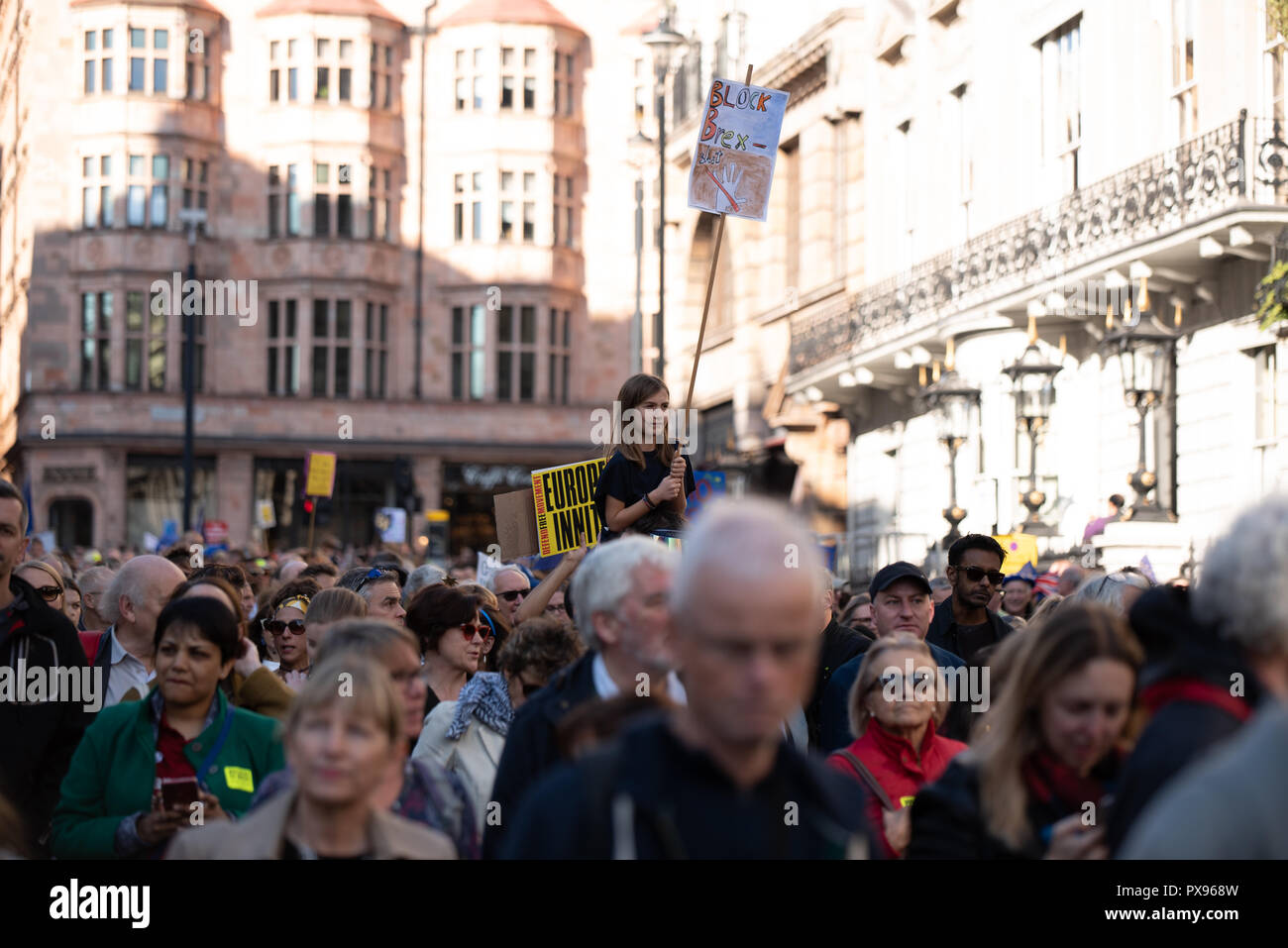 Londra, Regno Unito. 20 ottobre 2018 centinaia di migliaia di persone hanno girato fino a Londra da tutto il paese a marzo per un voto popolare. Essi vogliono una votazione finale sulla trattativa Brexit. Credito: Ilyas Ayub/Alamy Live News Foto Stock