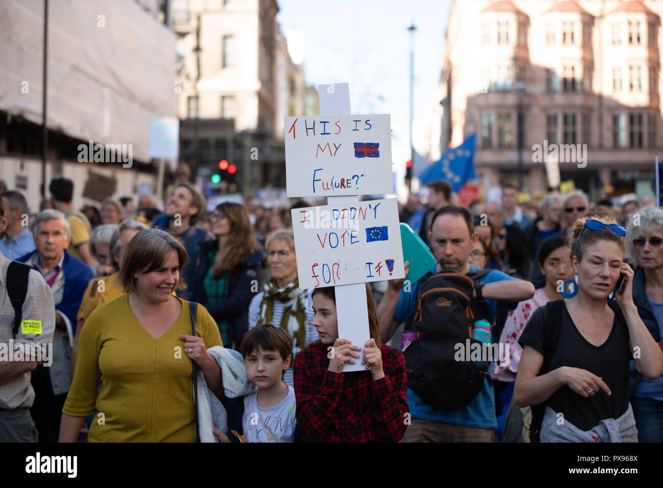 Londra, Regno Unito. 20 ottobre 2018 centinaia di migliaia di persone hanno girato fino a Londra da tutto il paese a marzo per un voto popolare. Essi vogliono una votazione finale sulla trattativa Brexit. Credito: Ilyas Ayub/Alamy Live News Foto Stock