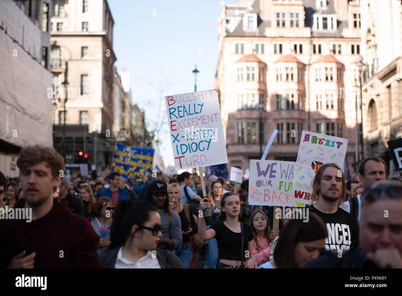 Londra, Regno Unito. 20 ottobre 2018 centinaia di migliaia di persone hanno girato fino a Londra da tutto il paese a marzo per un voto popolare. Essi vogliono una votazione finale sulla trattativa Brexit. Credito: Ilyas Ayub/Alamy Live News Foto Stock