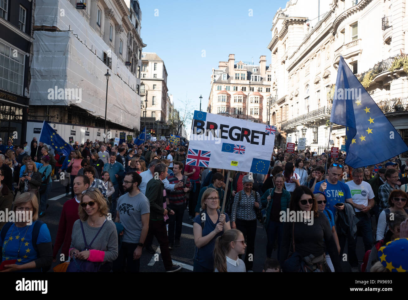 Londra, Regno Unito. 20 ottobre 2018 centinaia di migliaia di persone hanno girato fino a Londra da tutto il paese a marzo per un voto popolare. Essi vogliono una votazione finale sulla trattativa Brexit. Credito: Ilyas Ayub/Alamy Live News Foto Stock