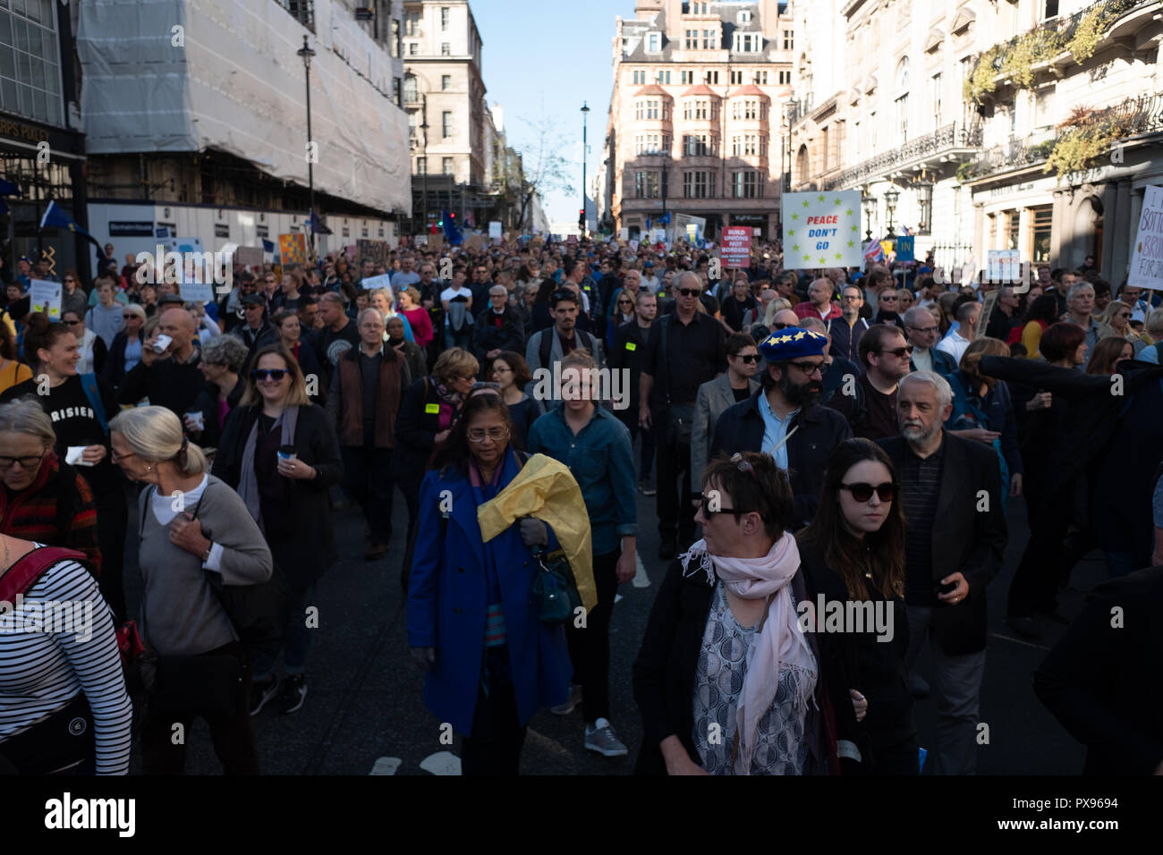 Londra, Regno Unito. 20 ottobre 2018 centinaia di migliaia di persone hanno girato fino a Londra da tutto il paese a marzo per un voto popolare. Essi vogliono una votazione finale sulla trattativa Brexit. Credito: Ilyas Ayub/Alamy Live News Foto Stock