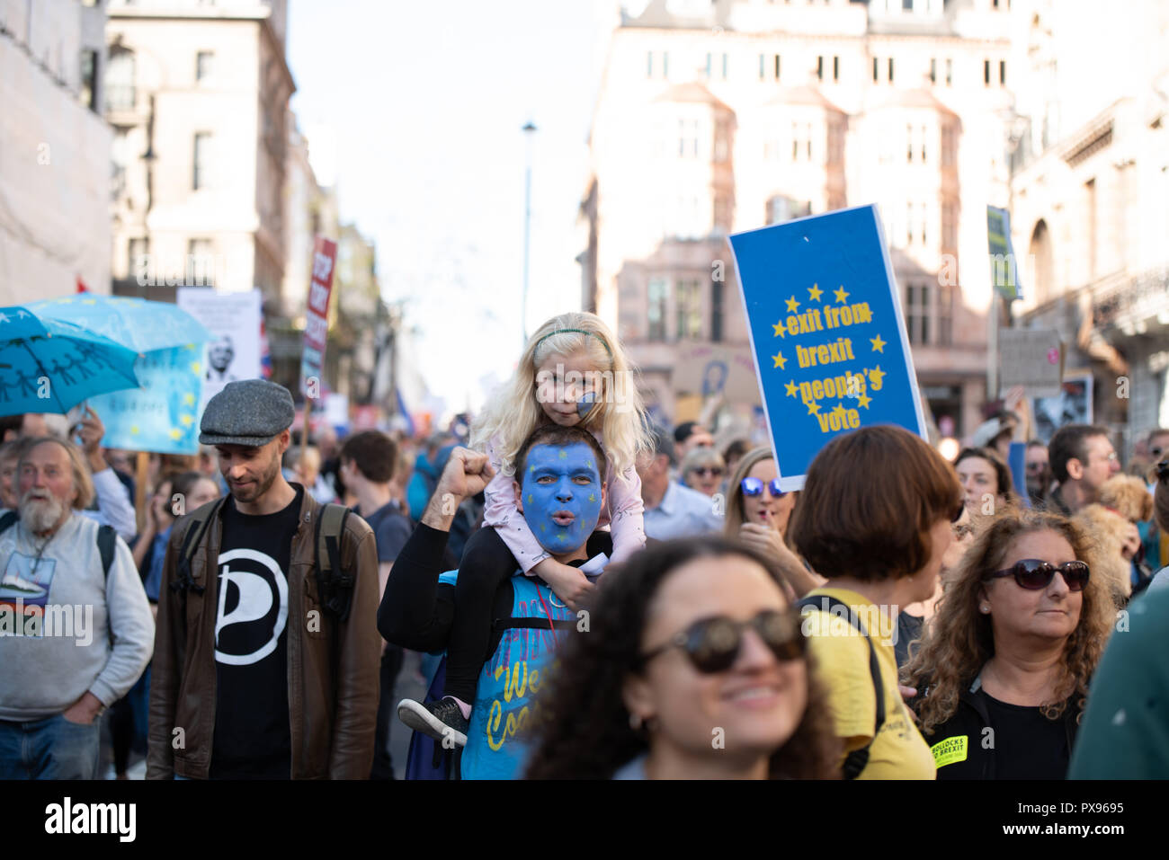Londra, Regno Unito. 20 ottobre 2018 centinaia di migliaia di persone hanno girato fino a Londra da tutto il paese a marzo per un voto popolare. Essi vogliono una votazione finale sulla trattativa Brexit. Credito: Ilyas Ayub/Alamy Live News Foto Stock