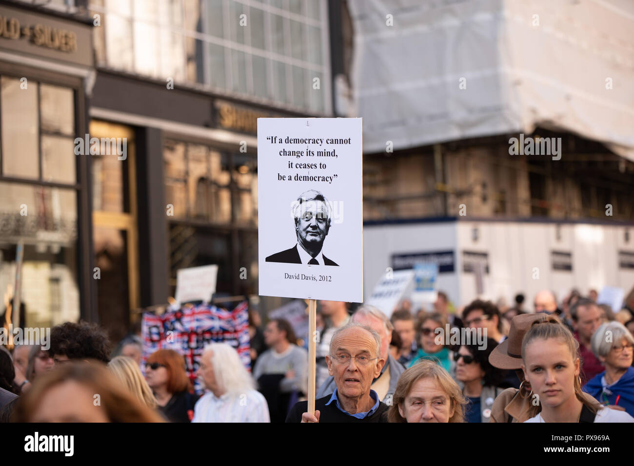 Londra, Regno Unito. 20 ottobre 2018 centinaia di migliaia di persone hanno girato fino a Londra da tutto il paese a marzo per un voto popolare. Essi vogliono una votazione finale sulla trattativa Brexit. Credito: Ilyas Ayub/Alamy Live News Foto Stock