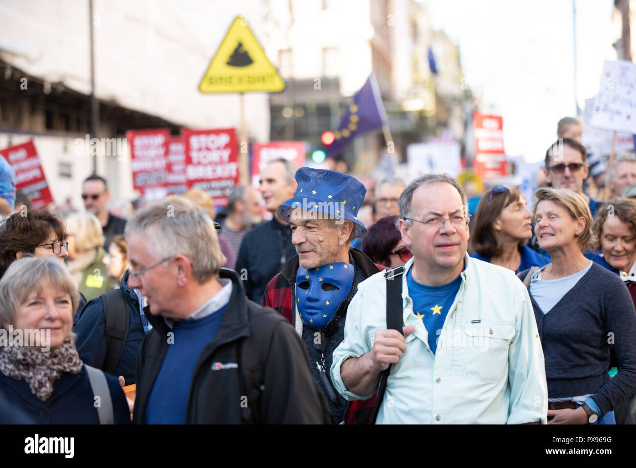 Londra, Regno Unito. 20 ottobre 2018 centinaia di migliaia di persone hanno girato fino a Londra da tutto il paese a marzo per un voto popolare. Essi vogliono una votazione finale sulla trattativa Brexit. Credito: Ilyas Ayub/Alamy Live News Foto Stock