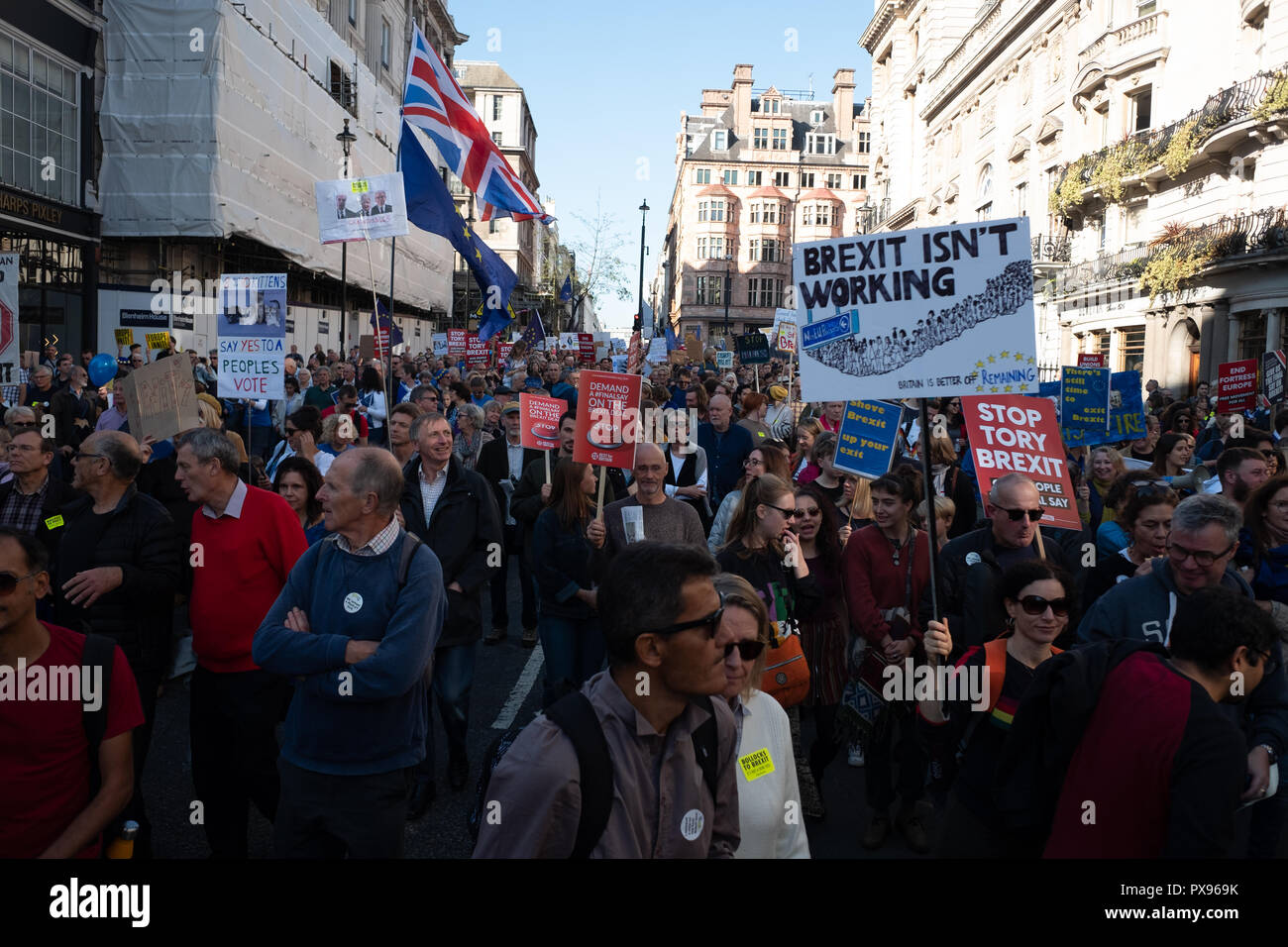 Londra, Regno Unito. 20 ottobre 2018 centinaia di migliaia di persone hanno girato fino a Londra da tutto il paese a marzo per un voto popolare. Essi vogliono una votazione finale sulla trattativa Brexit. Credito: Ilyas Ayub/Alamy Live News Foto Stock