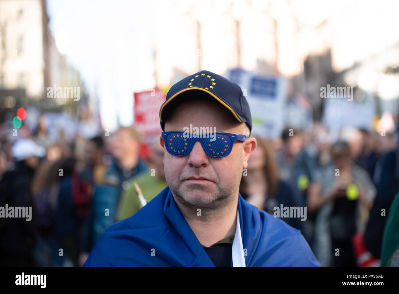 Londra, Regno Unito. 20 ottobre 2018 centinaia di migliaia di persone hanno girato fino a Londra da tutto il paese a marzo per un voto popolare. Essi vogliono una votazione finale sulla trattativa Brexit. Credito: Ilyas Ayub/Alamy Live News Foto Stock