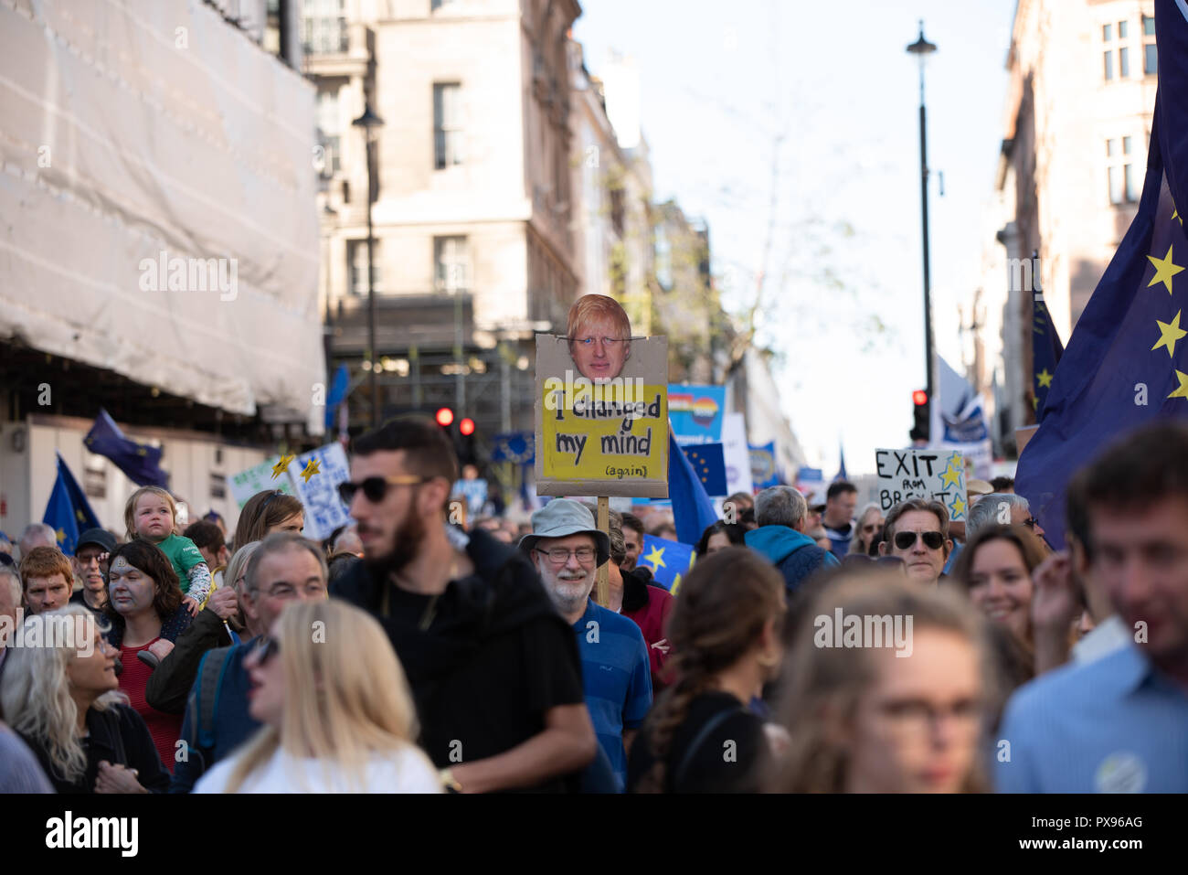 Londra, Regno Unito. 20 ottobre 2018 centinaia di migliaia di persone hanno girato fino a Londra da tutto il paese a marzo per un voto popolare. Essi vogliono una votazione finale sulla trattativa Brexit. Credito: Ilyas Ayub/Alamy Live News Foto Stock