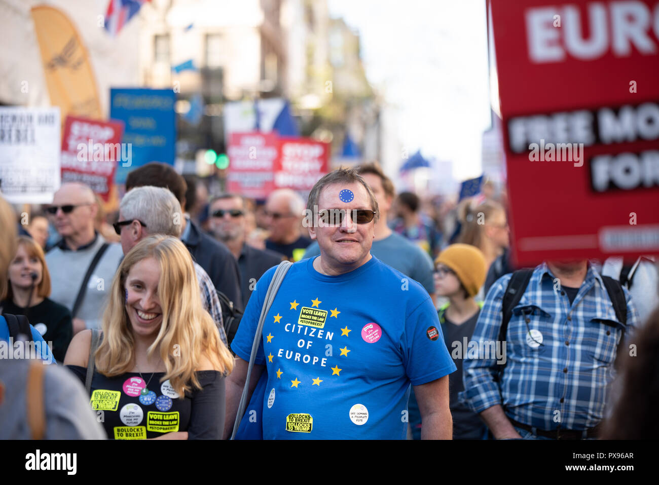 Londra, Regno Unito. 20 ottobre 2018 centinaia di migliaia di persone hanno girato fino a Londra da tutto il paese a marzo per un voto popolare. Essi vogliono una votazione finale sulla trattativa Brexit. Credito: Ilyas Ayub/Alamy Live News Foto Stock
