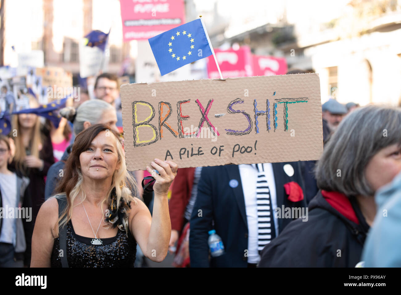 Londra, Regno Unito. 20 ottobre 2018 centinaia di migliaia di persone hanno girato fino a Londra da tutto il paese a marzo per un voto popolare. Essi vogliono una votazione finale sulla trattativa Brexit. Credito: Ilyas Ayub/Alamy Live News Foto Stock