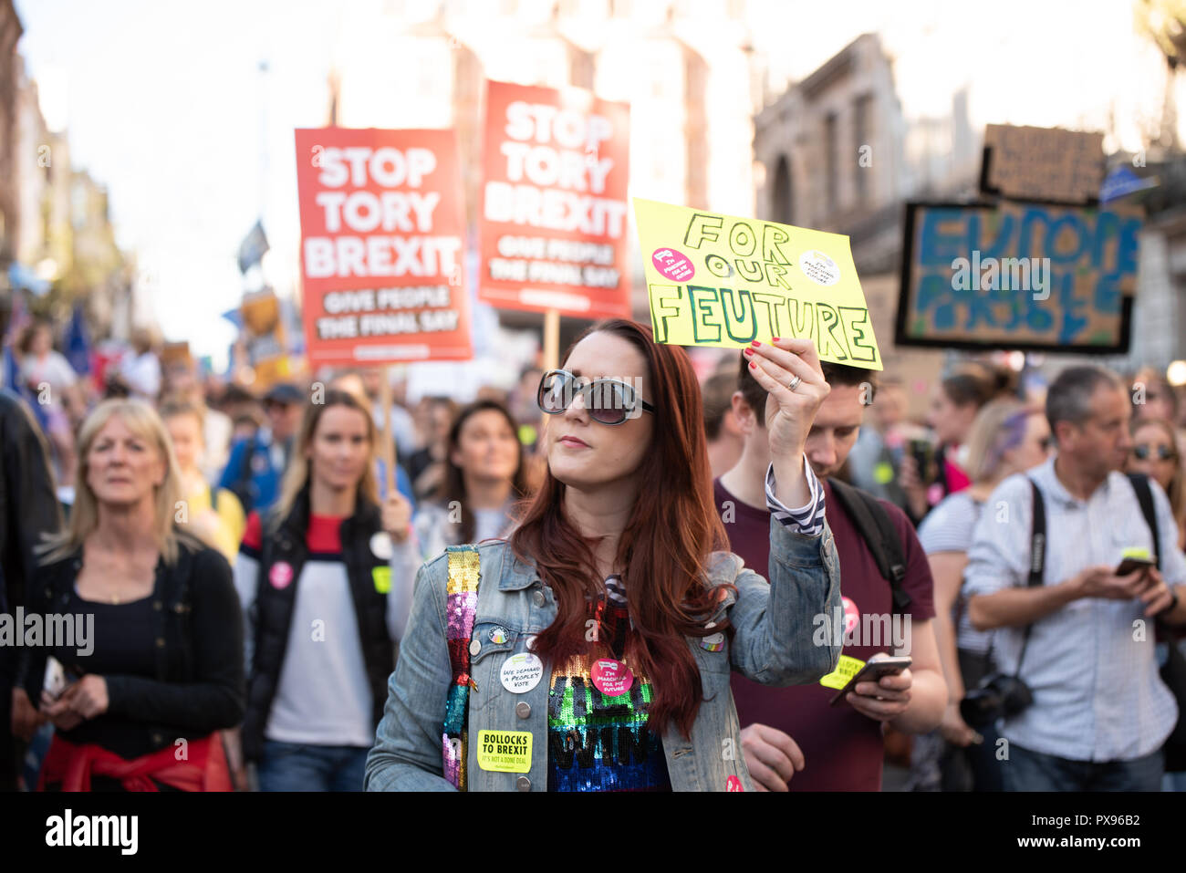 Londra, Regno Unito. 20 ottobre 2018 centinaia di migliaia di persone hanno girato fino a Londra da tutto il paese a marzo per un voto popolare. Essi vogliono una votazione finale sulla trattativa Brexit. Credito: Ilyas Ayub/Alamy Live News Foto Stock