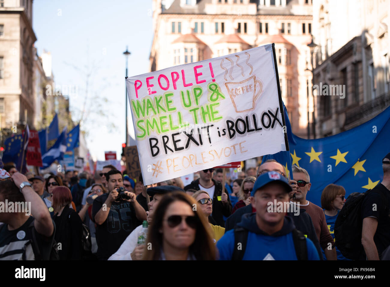 Londra, Regno Unito. 20 ottobre 2018 centinaia di migliaia di persone hanno girato fino a Londra da tutto il paese a marzo per un voto popolare. Essi vogliono una votazione finale sulla trattativa Brexit. Credito: Ilyas Ayub/Alamy Live News Foto Stock