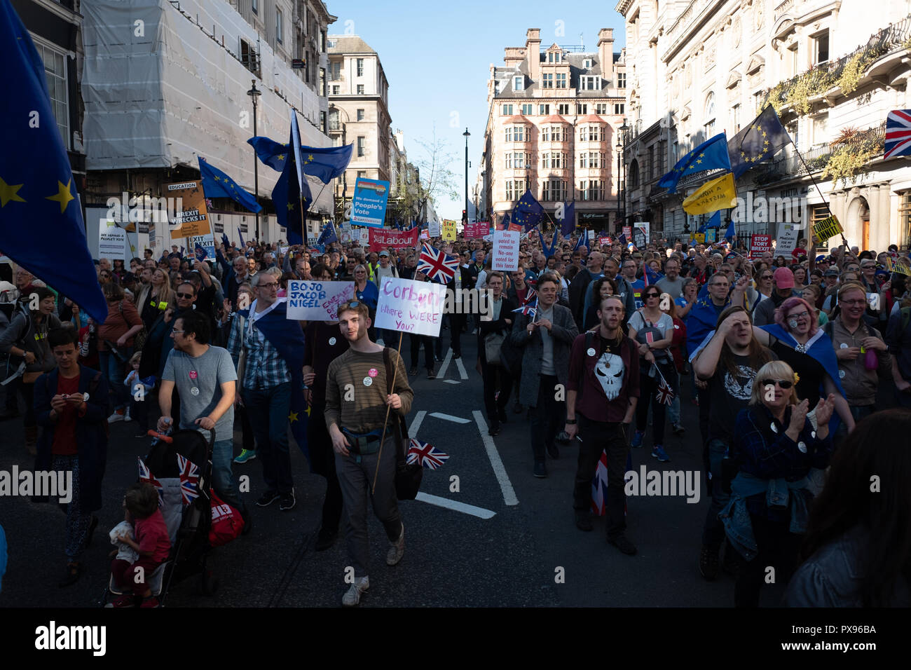 Londra, Regno Unito. 20 ottobre 2018 centinaia di migliaia di persone hanno girato fino a Londra da tutto il paese a marzo per un voto popolare. Essi vogliono una votazione finale sulla trattativa Brexit. Credito: Ilyas Ayub/Alamy Live News Foto Stock