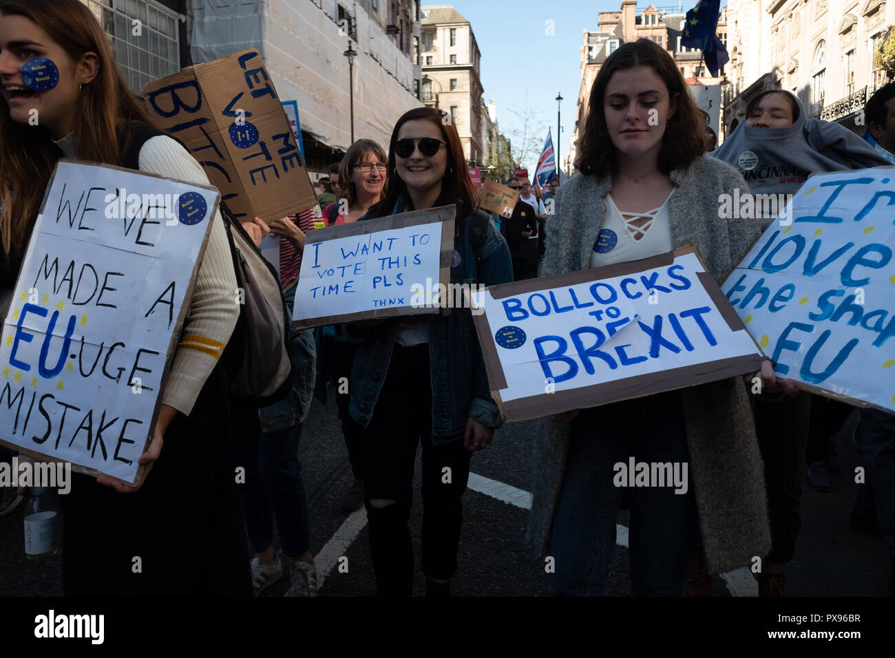 Londra, Regno Unito. 20 ottobre 2018 centinaia di migliaia di persone hanno girato fino a Londra da tutto il paese a marzo per un voto popolare. Essi vogliono una votazione finale sulla trattativa Brexit. Credito: Ilyas Ayub/Alamy Live News Foto Stock