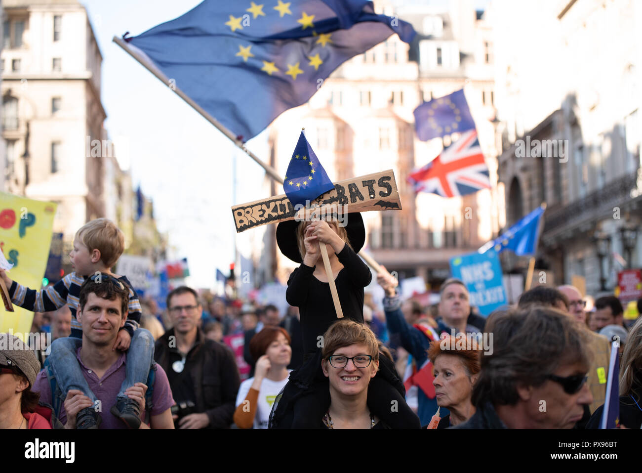 Londra, Regno Unito. 20 ottobre 2018 centinaia di migliaia di persone hanno girato fino a Londra da tutto il paese a marzo per un voto popolare. Essi vogliono una votazione finale sulla trattativa Brexit. Credito: Ilyas Ayub/Alamy Live News Foto Stock