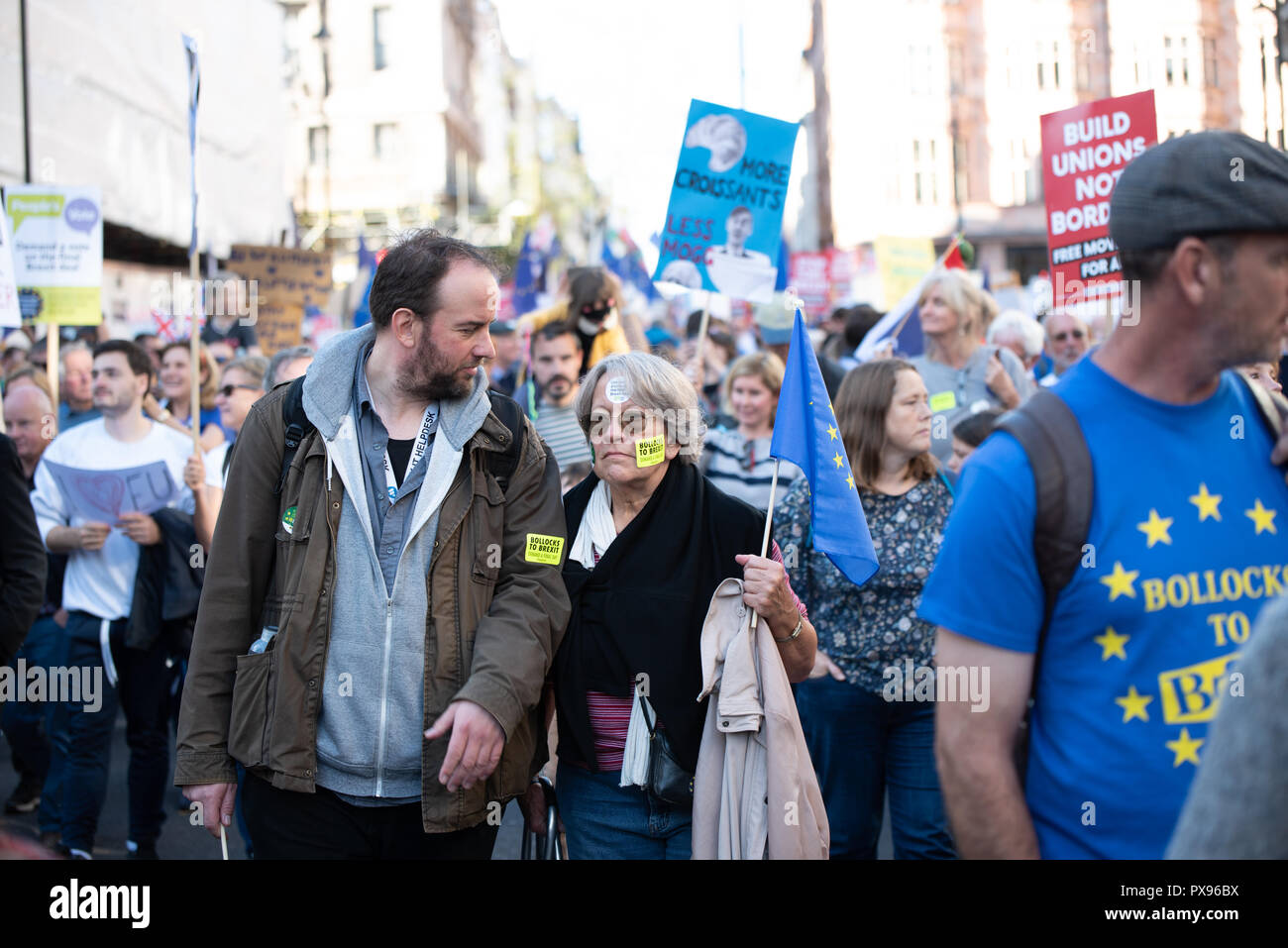 Londra, Regno Unito. 20 ottobre 2018 centinaia di migliaia di persone hanno girato fino a Londra da tutto il paese a marzo per un voto popolare. Essi vogliono una votazione finale sulla trattativa Brexit. Credito: Ilyas Ayub/Alamy Live News Foto Stock