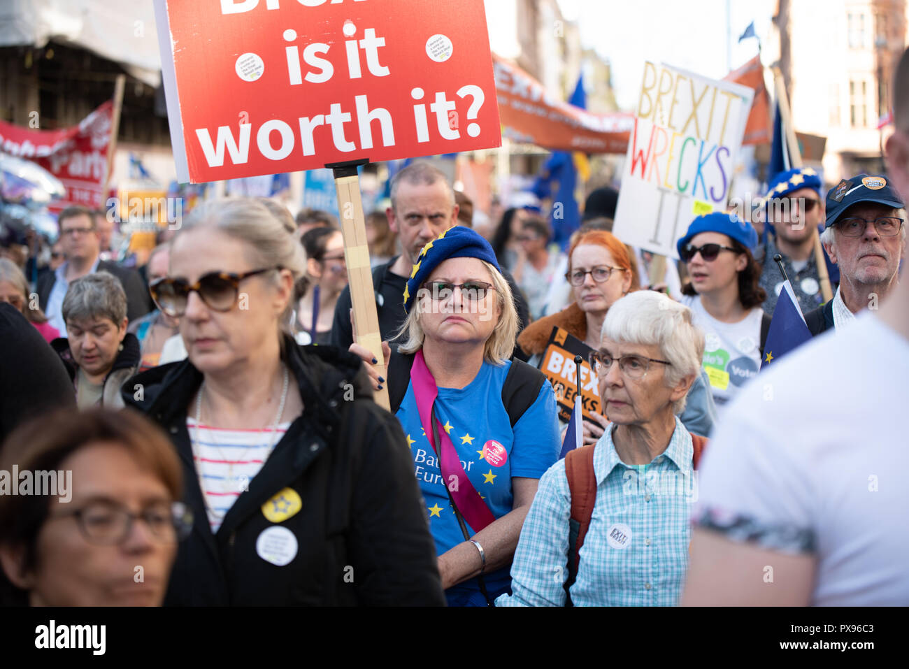Londra, Regno Unito. 20 ottobre 2018 centinaia di migliaia di persone hanno girato fino a Londra da tutto il paese a marzo per un voto popolare. Essi vogliono una votazione finale sulla trattativa Brexit. Credito: Ilyas Ayub/Alamy Live News Foto Stock