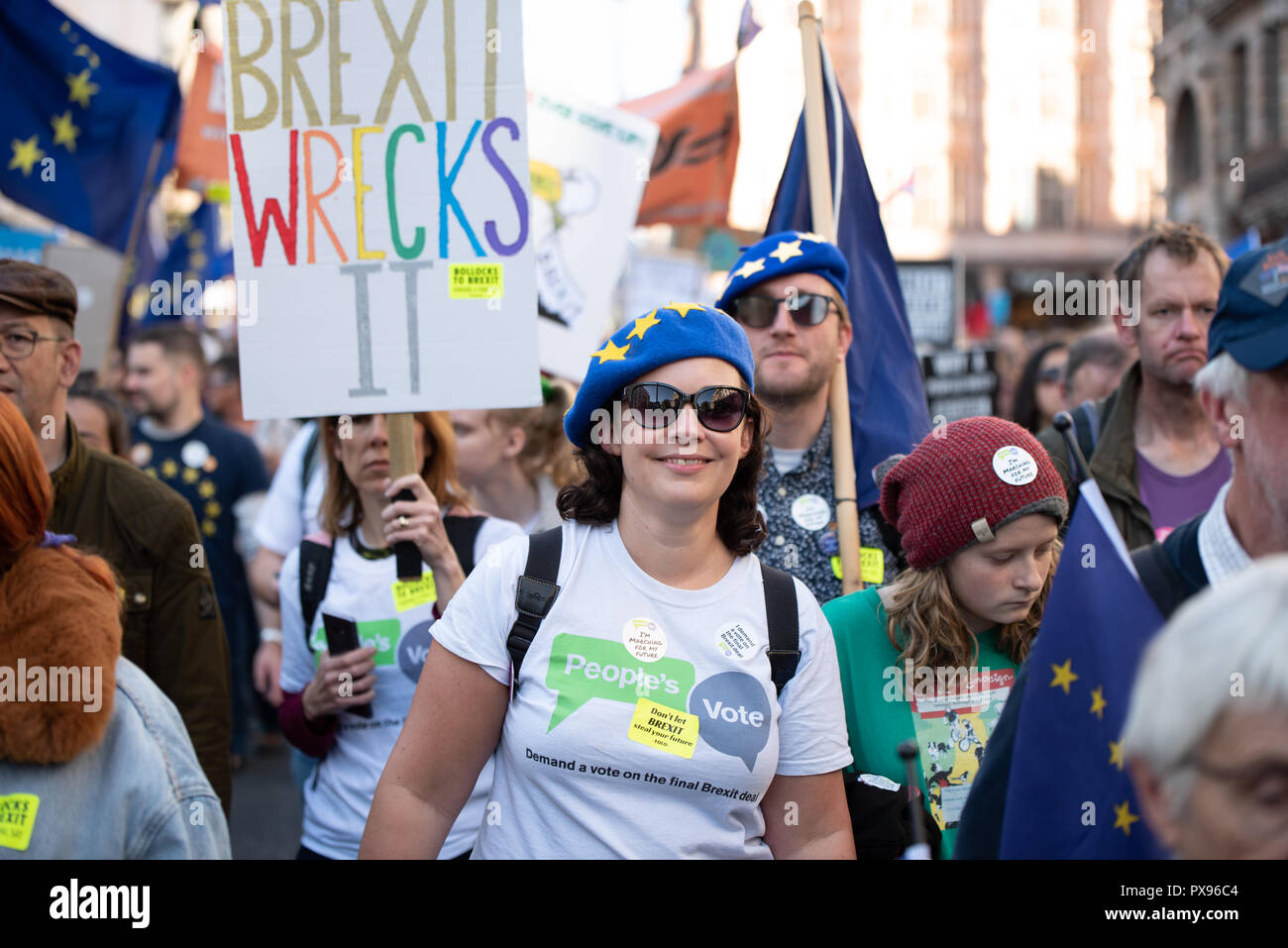 Londra, Regno Unito. 20 ottobre 2018 centinaia di migliaia di persone hanno girato fino a Londra da tutto il paese a marzo per un voto popolare. Essi vogliono una votazione finale sulla trattativa Brexit. Credito: Ilyas Ayub/Alamy Live News Foto Stock