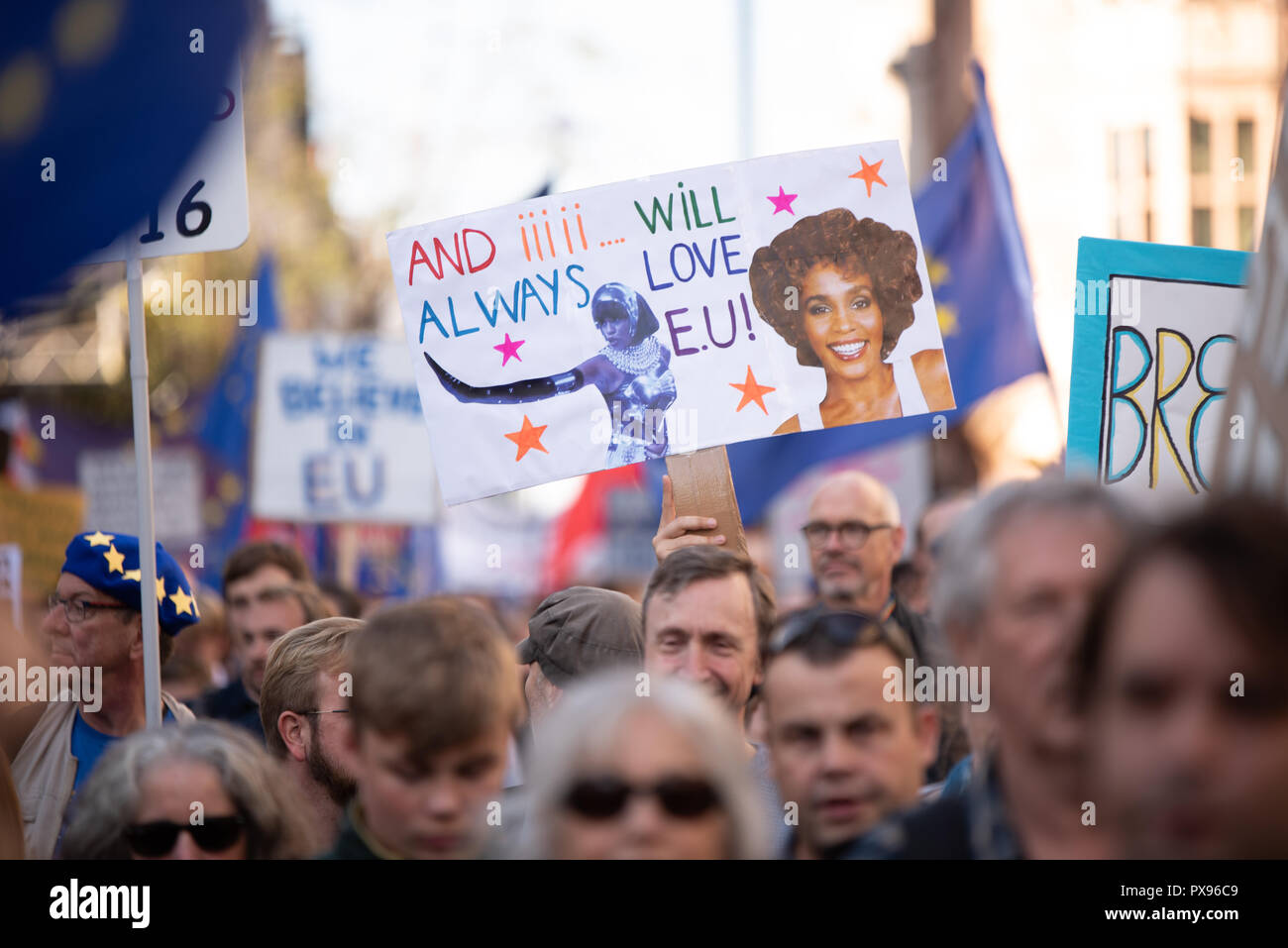 Londra, Regno Unito. 20 ottobre 2018 centinaia di migliaia di persone hanno girato fino a Londra da tutto il paese a marzo per un voto popolare. Essi vogliono una votazione finale sulla trattativa Brexit. Credito: Ilyas Ayub/Alamy Live News Foto Stock