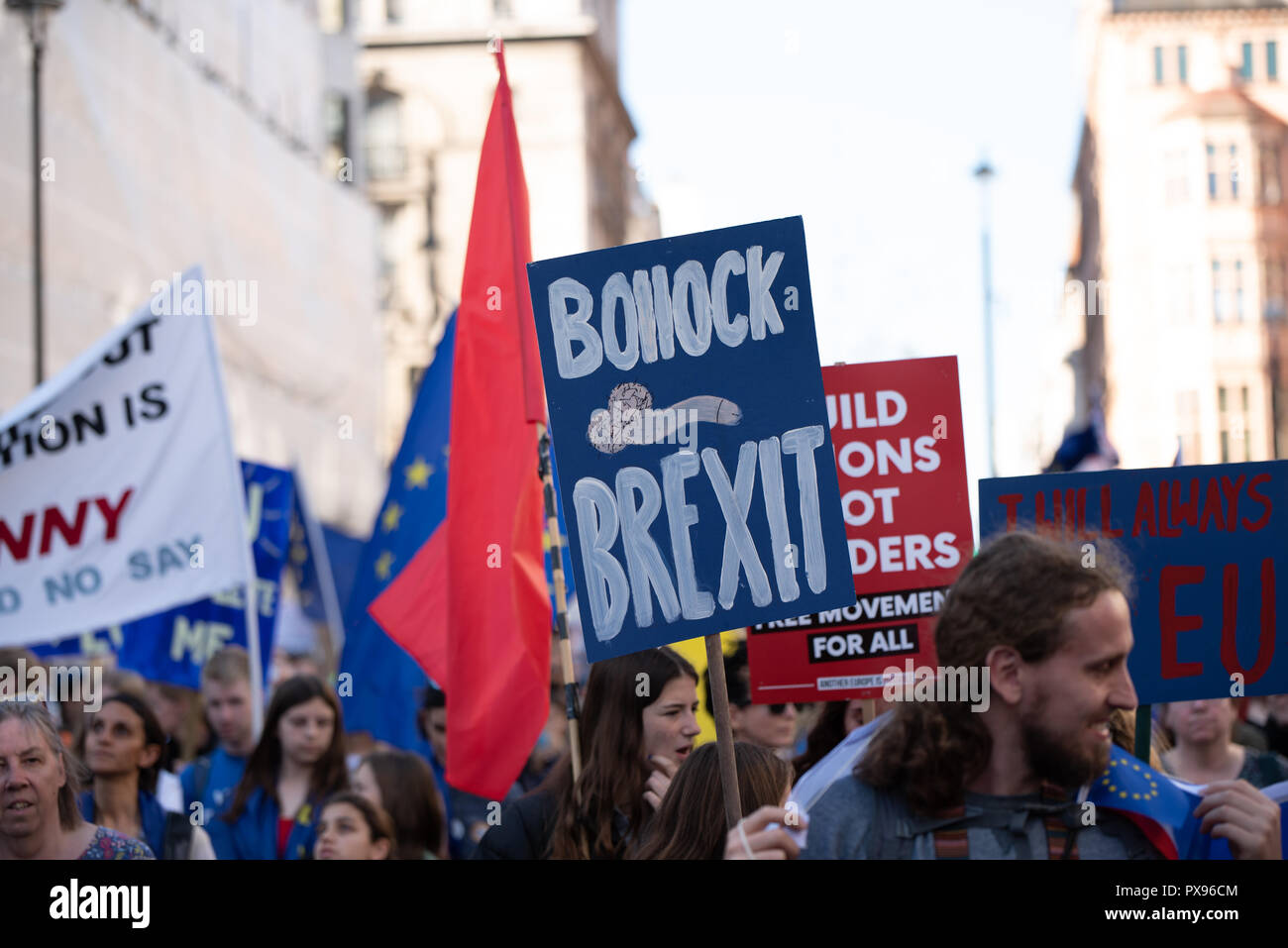 Londra, Regno Unito. 20 ottobre 2018 centinaia di migliaia di persone hanno girato fino a Londra da tutto il paese a marzo per un voto popolare. Essi vogliono una votazione finale sulla trattativa Brexit. Credito: Ilyas Ayub/Alamy Live News Foto Stock