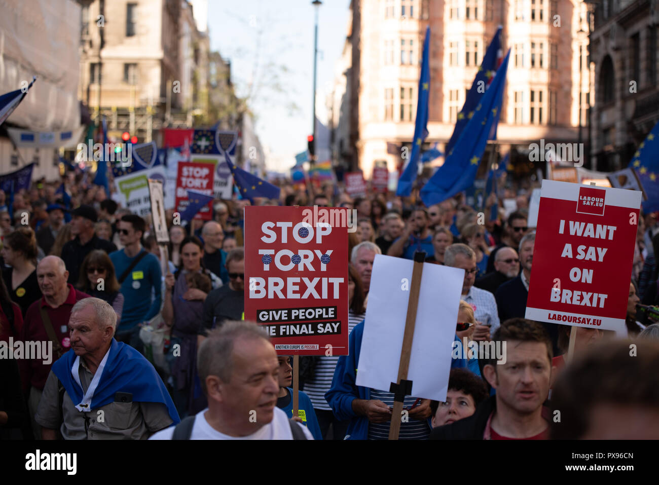 Londra, Regno Unito. 20 ottobre 2018 centinaia di migliaia di persone hanno girato fino a Londra da tutto il paese a marzo per un voto popolare. Essi vogliono una votazione finale sulla trattativa Brexit. Credito: Ilyas Ayub/Alamy Live News Foto Stock