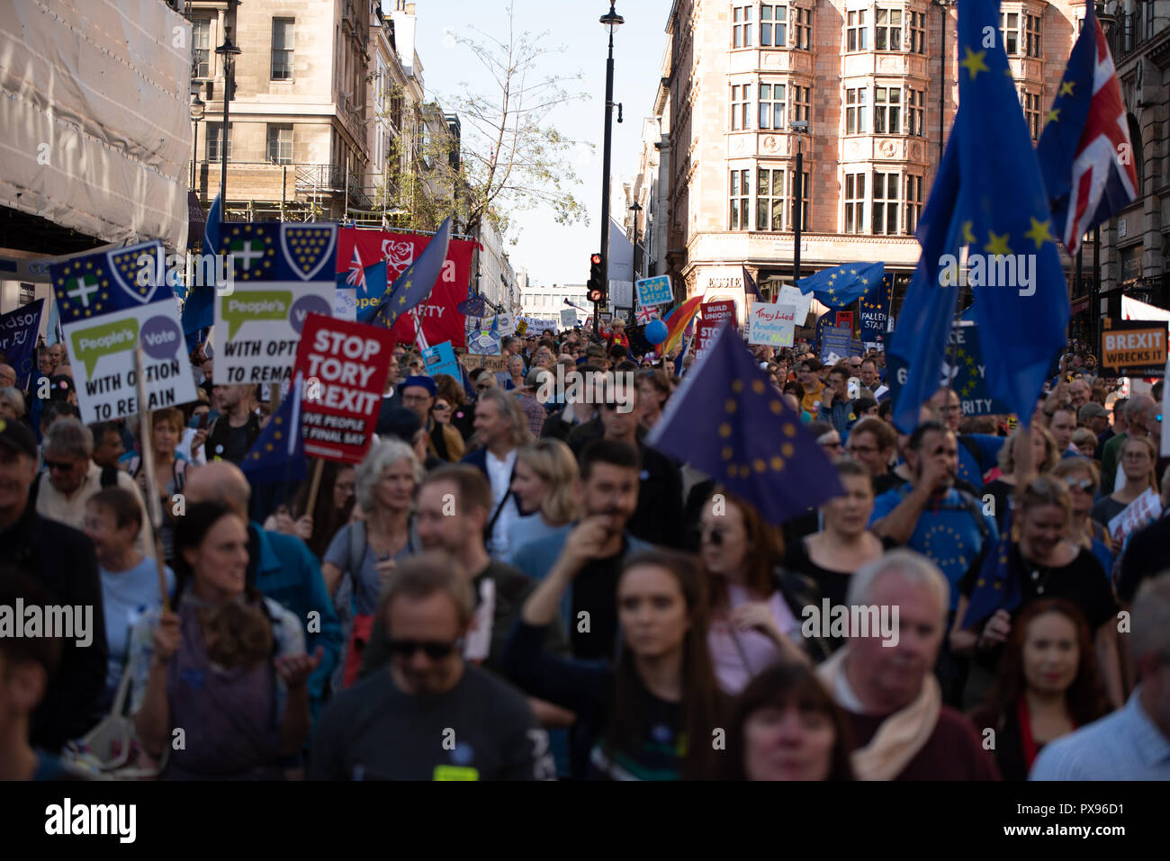 Londra, Regno Unito. 20 ottobre 2018 centinaia di migliaia di persone hanno girato fino a Londra da tutto il paese a marzo per un voto popolare. Essi vogliono una votazione finale sulla trattativa Brexit. Credito: Ilyas Ayub/Alamy Live News Foto Stock