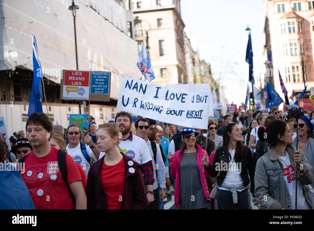 Londra, Regno Unito. 20 ottobre 2018 centinaia di migliaia di persone hanno girato fino a Londra da tutto il paese a marzo per un voto popolare. Essi vogliono una votazione finale sulla trattativa Brexit. Credito: Ilyas Ayub/Alamy Live News Foto Stock