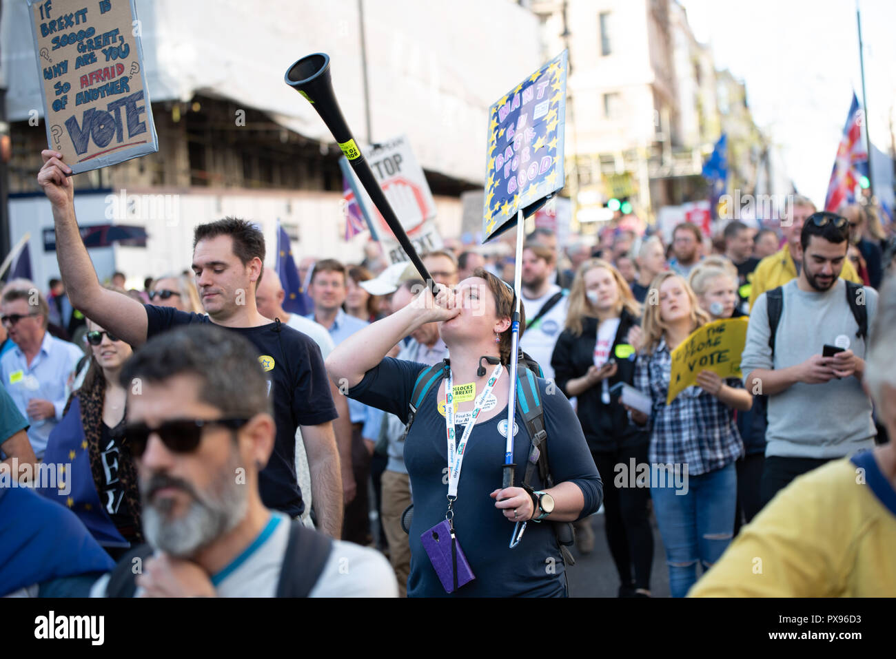 Londra, Regno Unito. 20 ottobre 2018 centinaia di migliaia di persone hanno girato fino a Londra da tutto il paese a marzo per un voto popolare. Essi vogliono una votazione finale sulla trattativa Brexit. Credito: Ilyas Ayub/Alamy Live News Foto Stock