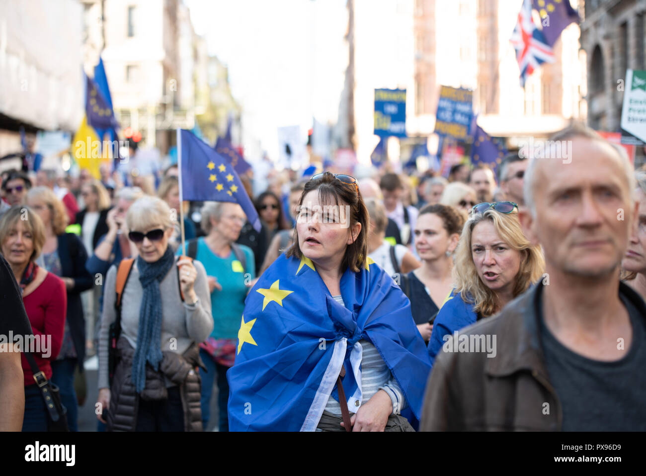 Londra, Regno Unito. 20 ottobre 2018 centinaia di migliaia di persone hanno girato fino a Londra da tutto il paese a marzo per un voto popolare. Essi vogliono una votazione finale sulla trattativa Brexit. Credito: Ilyas Ayub/Alamy Live News Foto Stock