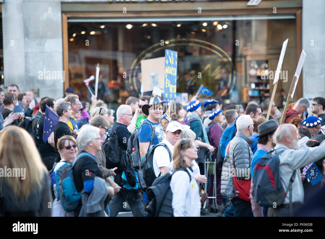 Londra, Regno Unito. 20 ottobre 2018 centinaia di migliaia di persone hanno girato fino a Londra da tutto il paese a marzo per un voto popolare. Essi vogliono una votazione finale sulla trattativa Brexit. Credito: Ilyas Ayub/Alamy Live News Foto Stock