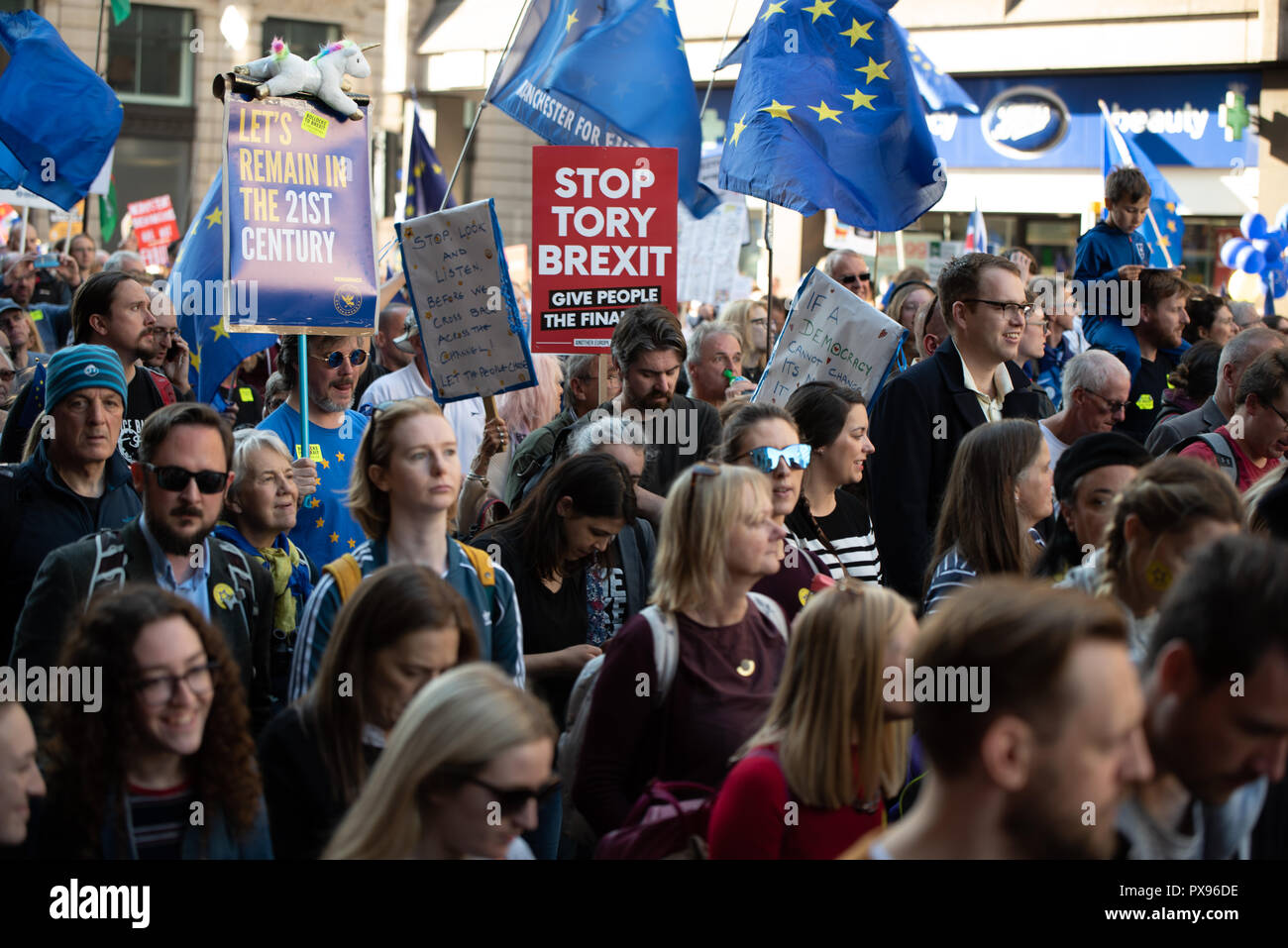 Londra, Regno Unito. 20 ottobre 2018 centinaia di migliaia di persone hanno girato fino a Londra da tutto il paese a marzo per un voto popolare. Essi vogliono una votazione finale sulla trattativa Brexit. Credito: Ilyas Ayub/Alamy Live News Foto Stock