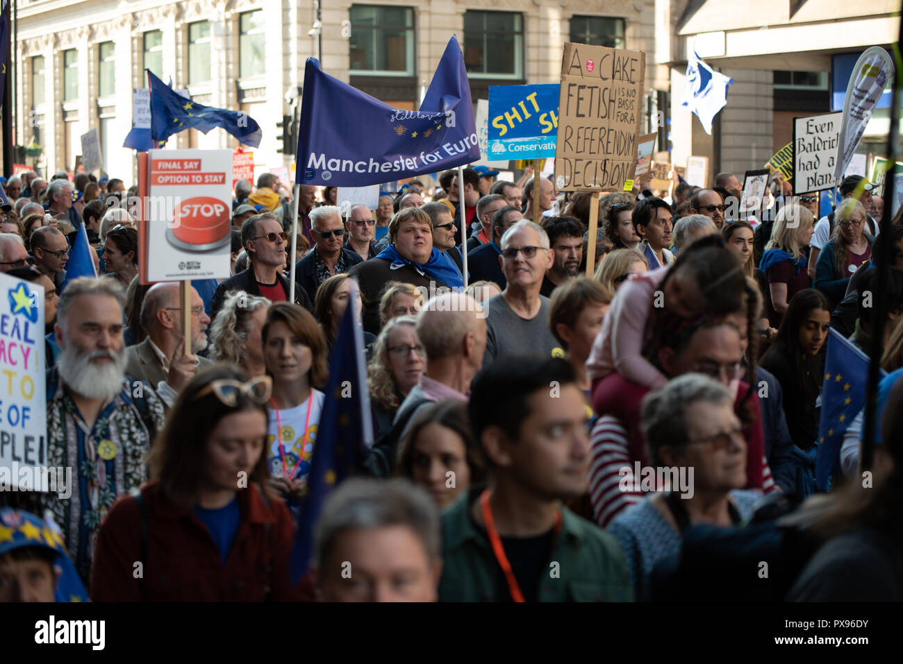 Londra, Regno Unito. 20 ottobre 2018 centinaia di migliaia di persone hanno girato fino a Londra da tutto il paese a marzo per un voto popolare. Essi vogliono una votazione finale sulla trattativa Brexit. Credito: Ilyas Ayub/Alamy Live News Foto Stock