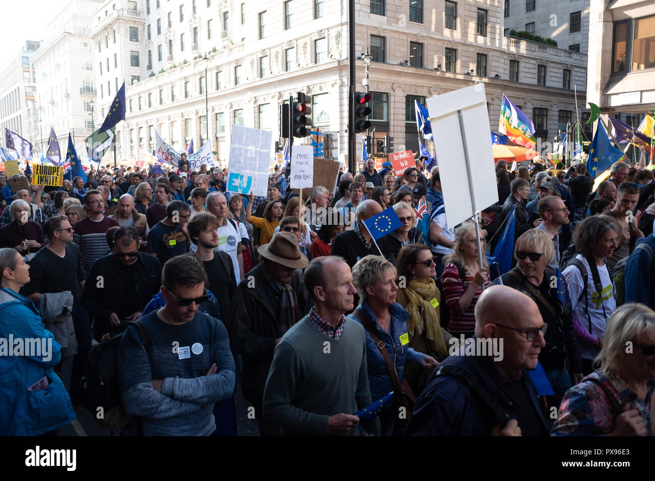 Londra, Regno Unito. 20 ottobre 2018 centinaia di migliaia di persone hanno girato fino a Londra da tutto il paese a marzo per un voto popolare. Essi vogliono una votazione finale sulla trattativa Brexit. Credito: Ilyas Ayub/Alamy Live News Foto Stock