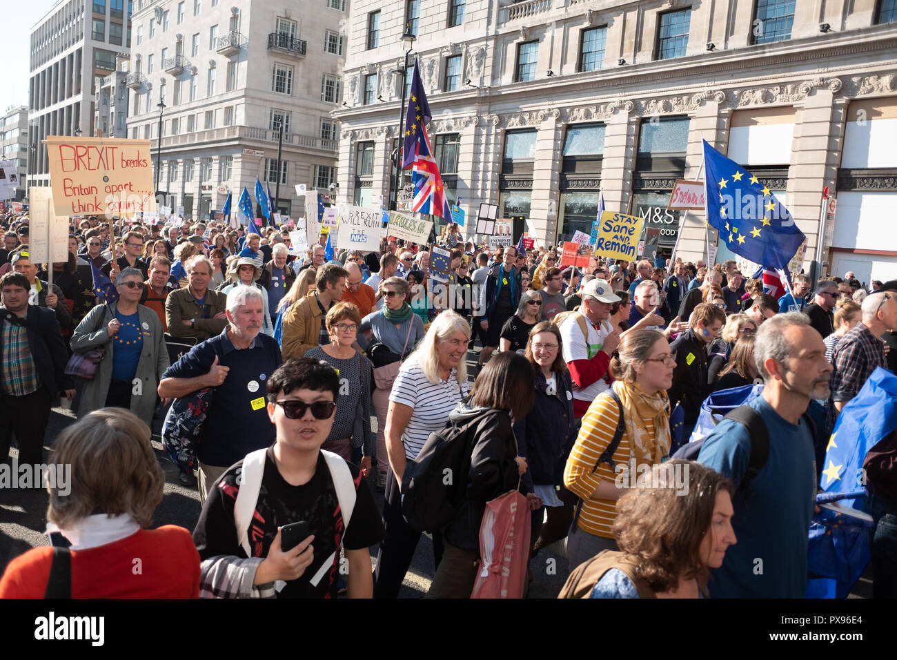 Londra, Regno Unito. 20 ottobre 2018 centinaia di migliaia di persone hanno girato fino a Londra da tutto il paese a marzo per un voto popolare. Essi vogliono una votazione finale sulla trattativa Brexit. Credito: Ilyas Ayub/Alamy Live News Foto Stock