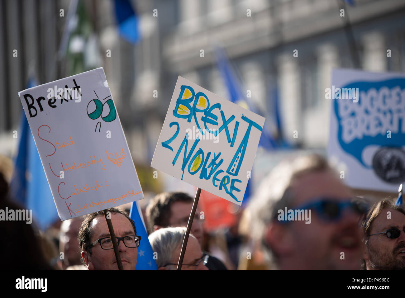 Londra, Regno Unito. 20 ottobre 2018 centinaia di migliaia di persone hanno girato fino a Londra da tutto il paese a marzo per un voto popolare. Essi vogliono una votazione finale sulla trattativa Brexit. Credito: Ilyas Ayub/Alamy Live News Foto Stock