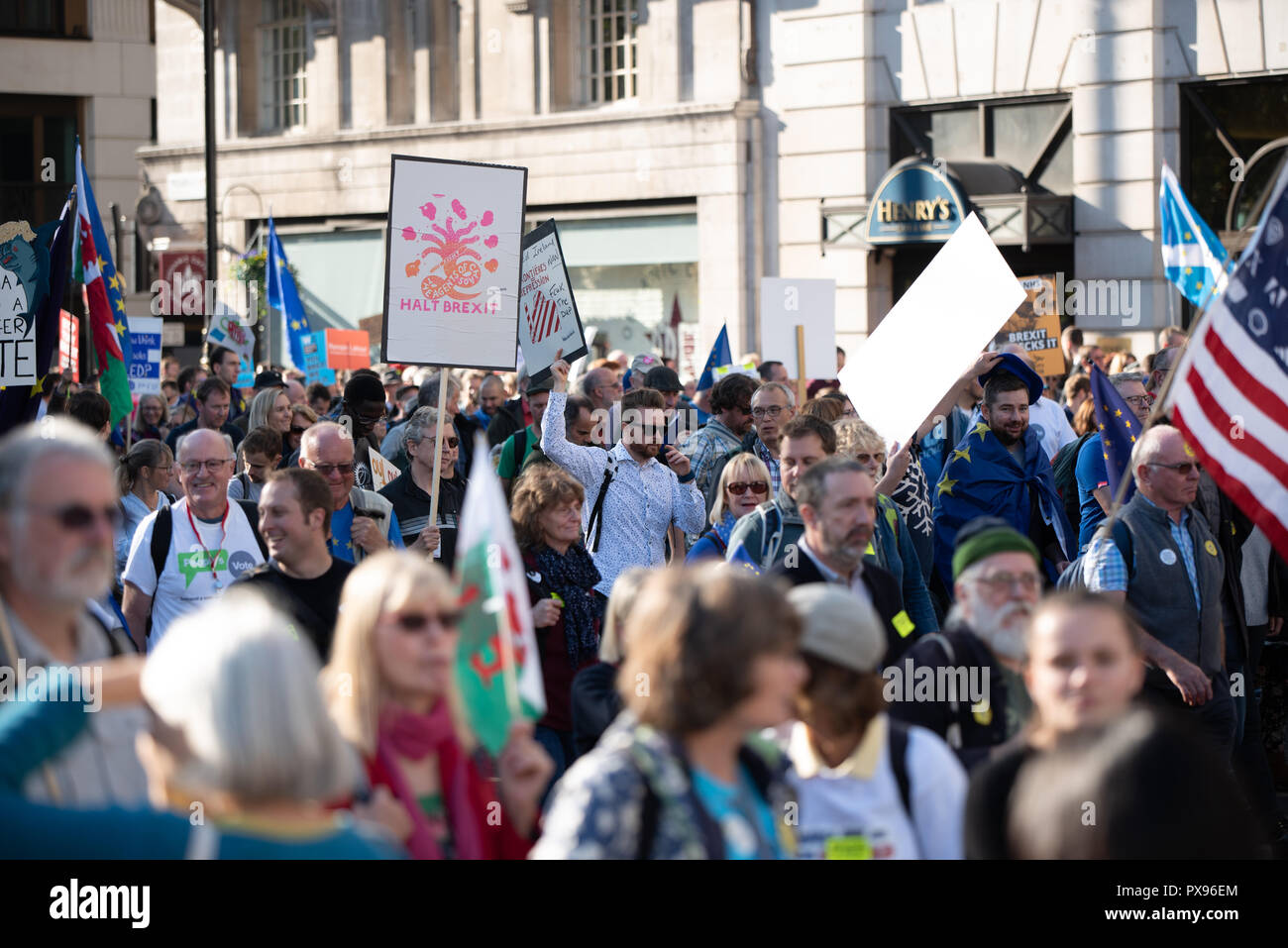 Londra, Regno Unito. 20 ottobre 2018 centinaia di migliaia di persone hanno girato fino a Londra da tutto il paese a marzo per un voto popolare. Essi vogliono una votazione finale sulla trattativa Brexit. Credito: Ilyas Ayub/Alamy Live News Foto Stock